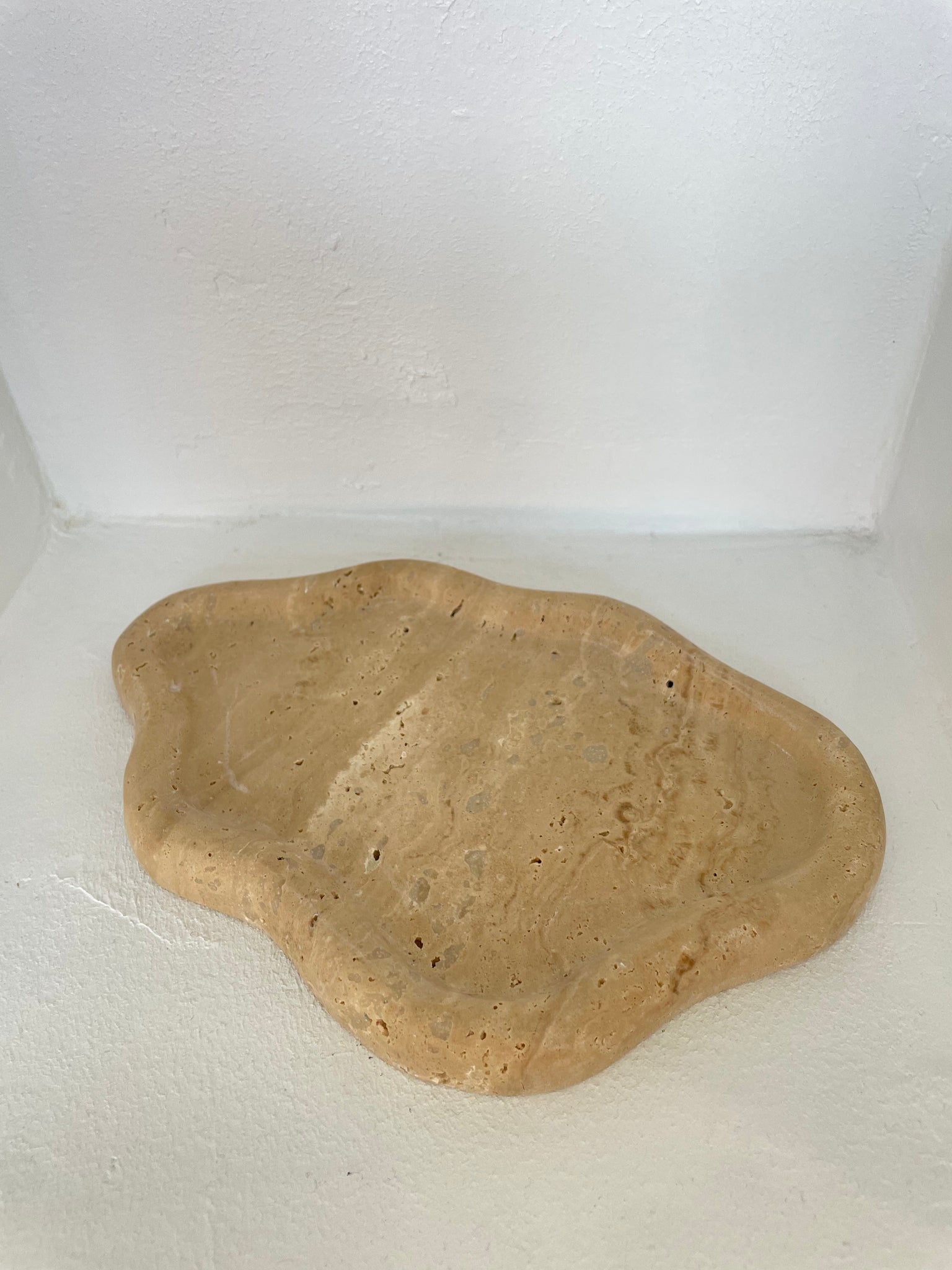 WAVY TRAVERTINE TRAY