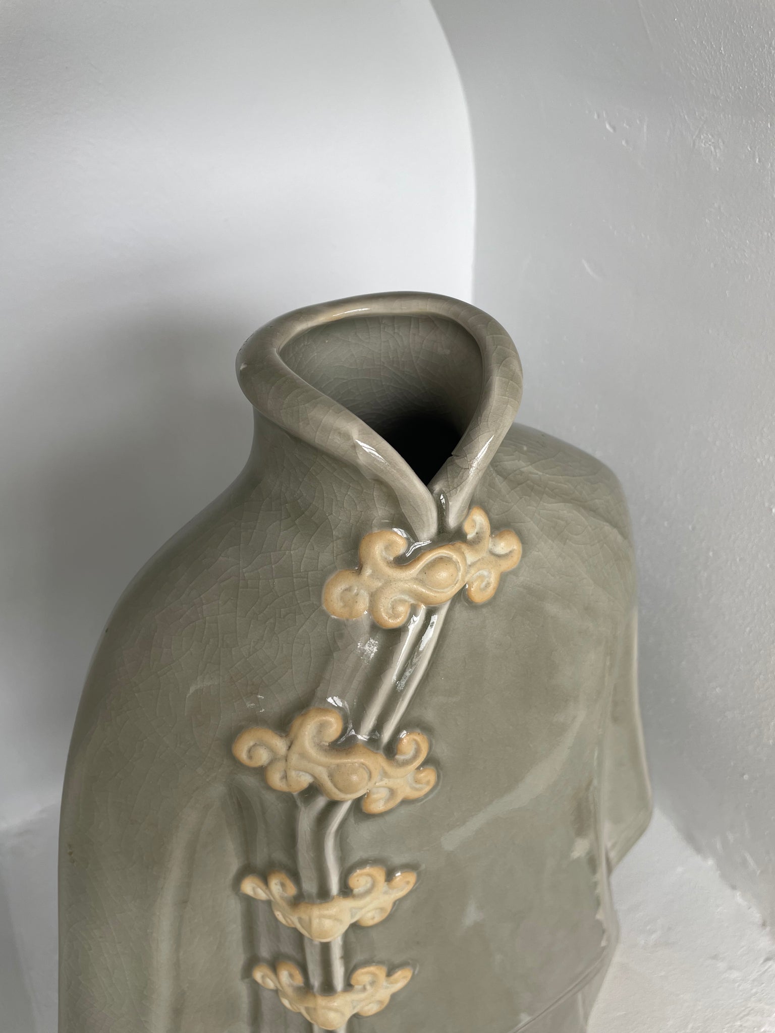 LARGE KIMONO VASE